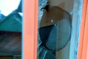 Замена стеклопакета в деревянном окне
